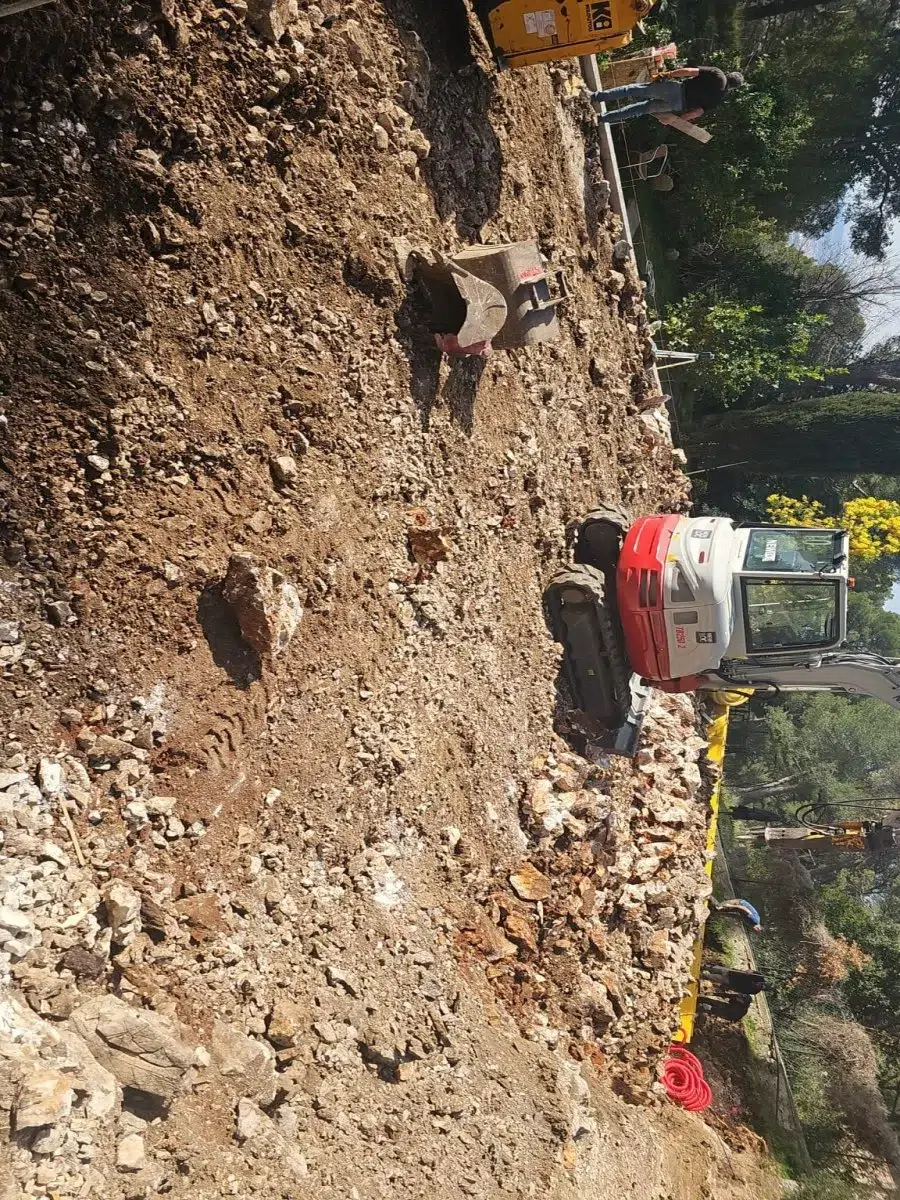 Terrassement d'un talus pour un futur court